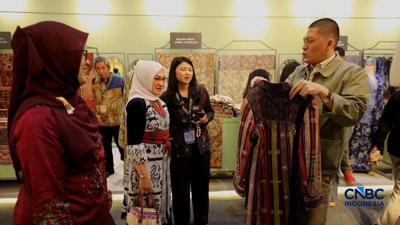 Pengujung mengamati batik yang di pamerkan dalam acara Karya Kreatif Indonesia 2026 di JICC, Jakarta, Kamis (20/8/2026).