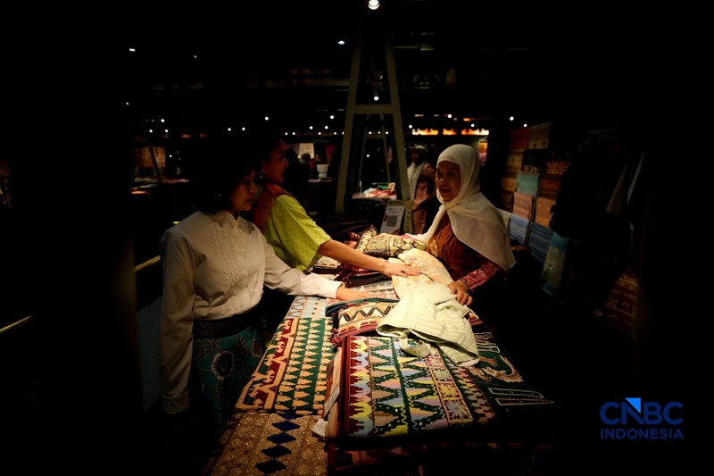Pengujung mengamati batik yang di pamerkan dalam acara Karya Kreatif Indonesia 2026 di JICC, Jakarta, Kamis (20/8/2026). (CNBC Indonesia/Tri Susilo)