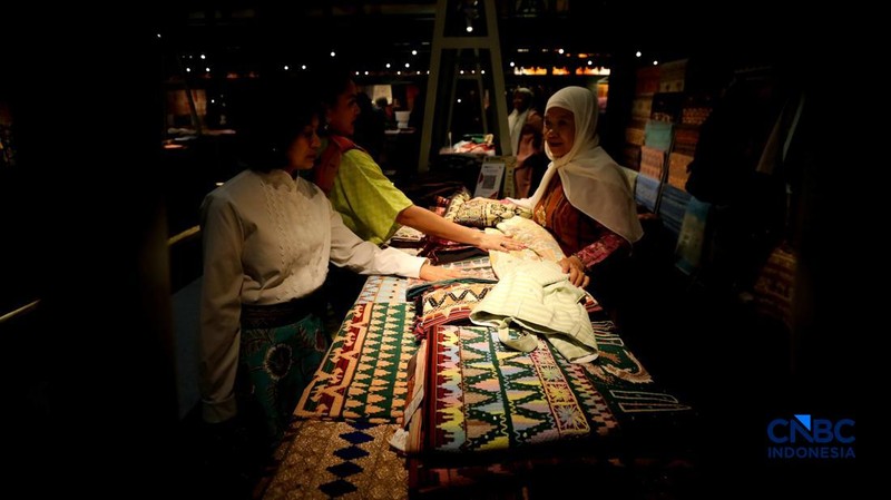 Pengujung mengamati batik yang di pamerkan dalam acara Karya Kreatif Indonesia 2026 di JICC, Jakarta, Kamis (20/8/2026).