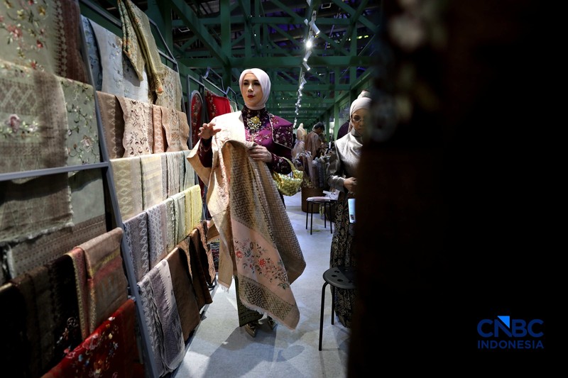 Pengujung mengamati batik yang di pamerkan dalam acara Karya Kreatif Indonesia 2026 di JICC, Jakarta, Kamis (20/8/2026). (CNBC Indonesia/Tri Susilo)