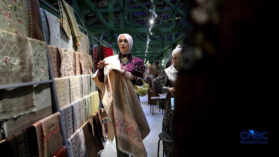 Pengujung mengamati batik yang di pamerkan dalam acara Karya Kreatif Indonesia 2026 di JICC, Jakarta, Kamis (20/8/2026). (CNBC Indonesia/Tri Susilo)