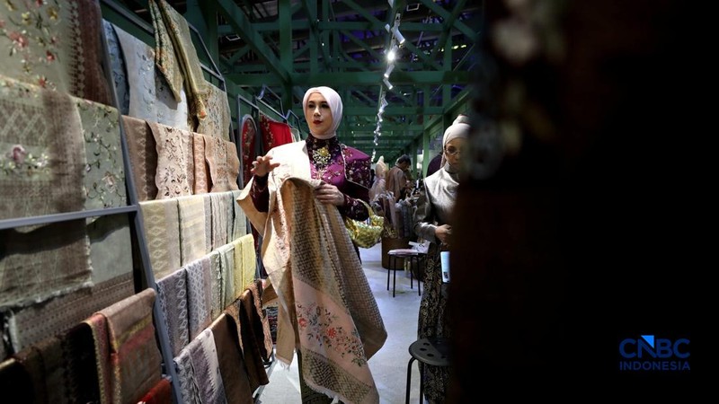 Pengujung mengamati batik yang di pamerkan dalam acara Karya Kreatif Indonesia 2026 di JICC, Jakarta, Kamis (20/8/2026). (CNBC Indonesia/Tri Susilo)