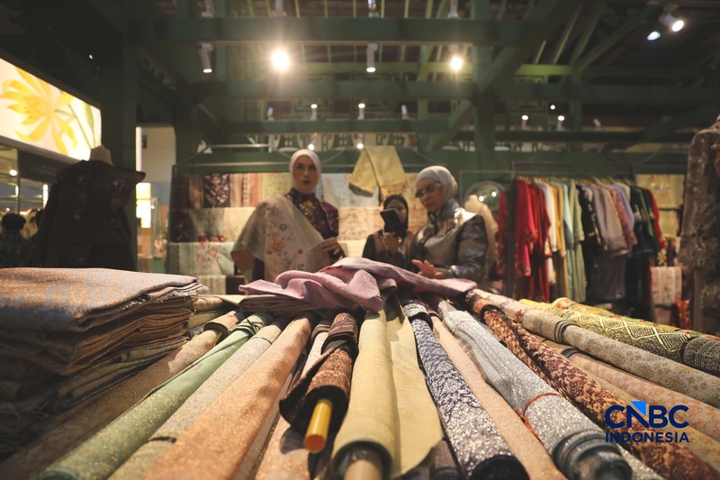 Pengujung mengamati batik yang di pamerkan dalam acara Karya Kreatif Indonesia 2026 di JICC, Jakarta, Kamis (20/8/2026). (CNBC Indonesia/Tri Susilo)