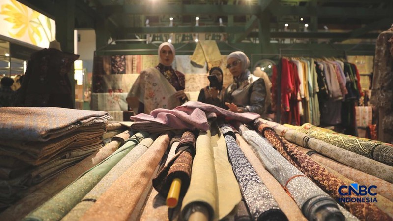 Pengujung mengamati batik yang di pamerkan dalam acara Karya Kreatif Indonesia 2026 di JICC, Jakarta, Kamis (20/8/2026).