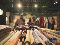 Pengujung mengamati batik yang di pamerkan dalam acara Karya Kreatif Indonesia 2026 di JICC, Jakarta, Kamis (20/8/2026). (CNBC Indonesia/Tri Susilo)