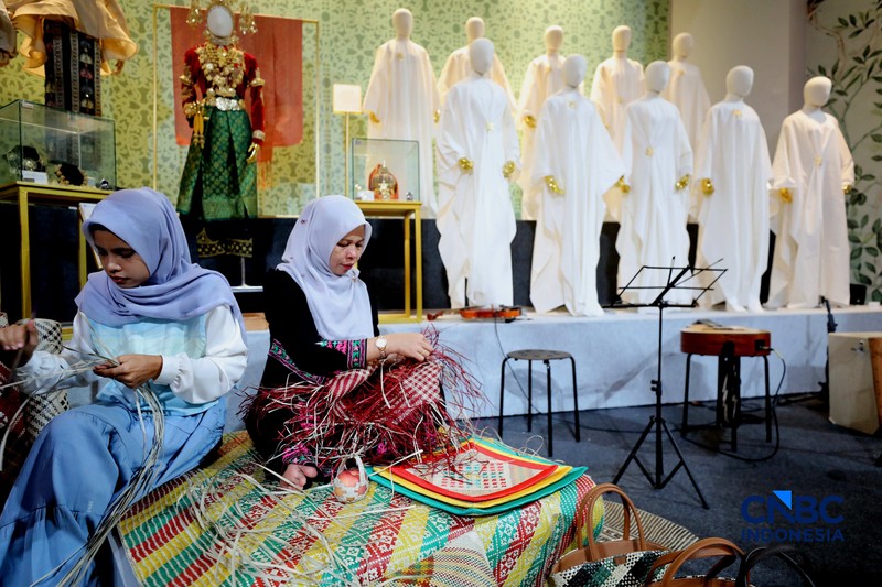 Pengujung mengamati batik yang di pamerkan dalam acara Karya Kreatif Indonesia 2026 di JICC, Jakarta, Kamis (20/8/2026). (CNBC Indonesia/Tri Susilo)