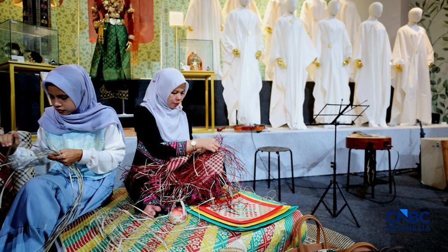 Pengujung mengamati batik yang di pamerkan dalam acara Karya Kreatif Indonesia 2026 di JICC, Jakarta, Kamis (20/8/2026).