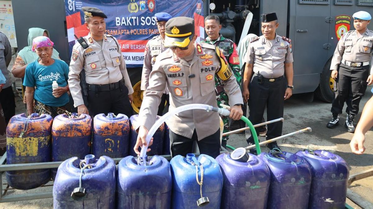 Polres Pasuruan Kota Salurkan Air Bersih ke Permukiman Pesisir