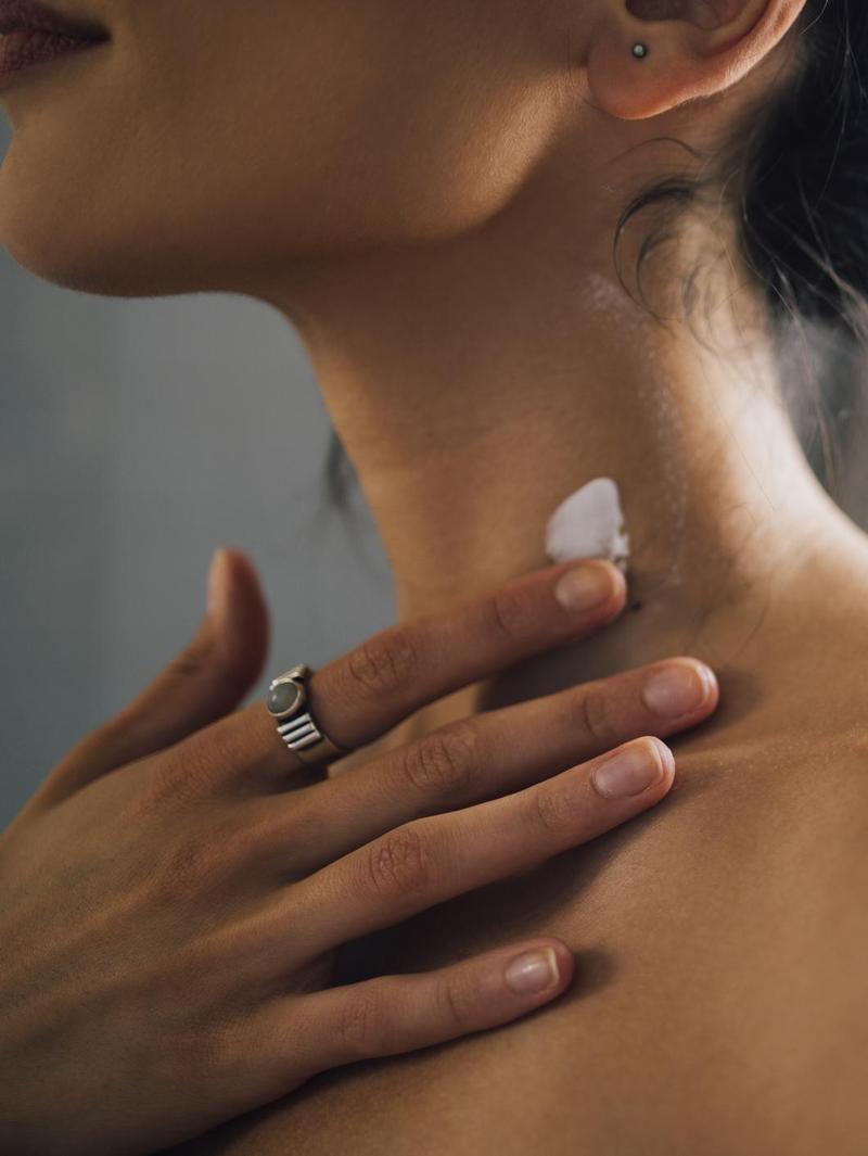 Wajah Glowing Tapi Leher Keriput? Ini Kata Dokter Kulit!