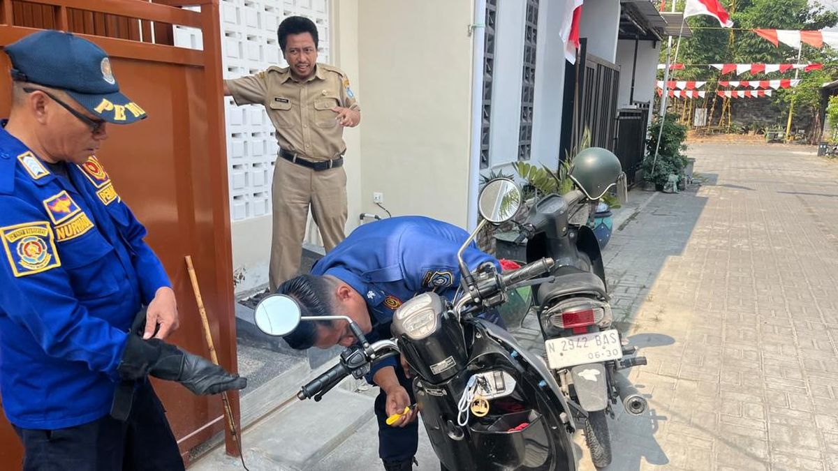 Dua Ular Menyelinap dalam Motor Warga Lamongan Dievakuasi Damkar