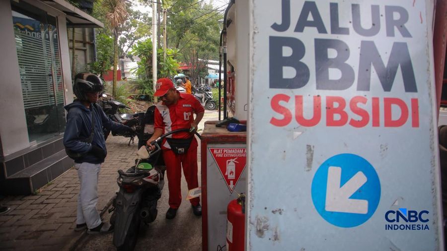 Petugas melakukan pengisian bahan bakar minyak (BBM) jenis Pertalite pada SPBU Pertamina 34.103.01 di kawasan Menteng, Jakarta, Kamis (20/8/2026).(CNBC Indonesia/Faisal Rahman)
