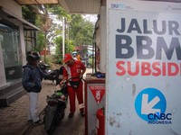 Petugas melakukan pengisian bahan bakar minyak (BBM) jenis Pertalite pada SPBU Pertamina 34.103.01 di kawasan Menteng, Jakarta, Kamis (20/8/2026).(CNBC Indonesia/Faisal Rahman)