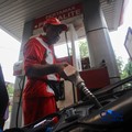 Petugas melakukan pengisian bahan bakar minyak (BBM) jenis Pertalite pada SPBU Pertamina 34.103.01 di kawasan Menteng, Jakarta, Kamis (20/8/2026).(CNBC Indonesia/Faisal Rahman)