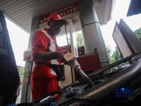 Petugas melakukan pengisian bahan bakar minyak (BBM) jenis Pertalite pada SPBU Pertamina 34.103.01 di kawasan Menteng, Jakarta, Kamis (20/8/2026).(CNBC Indonesia/Faisal Rahman)