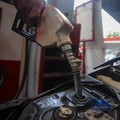 Petugas melakukan pengisian bahan bakar minyak (BBM) jenis Pertalite pada SPBU Pertamina 34.103.01 di kawasan Menteng, Jakarta, Kamis (20/8/2026).(CNBC Indonesia/Faisal Rahman)