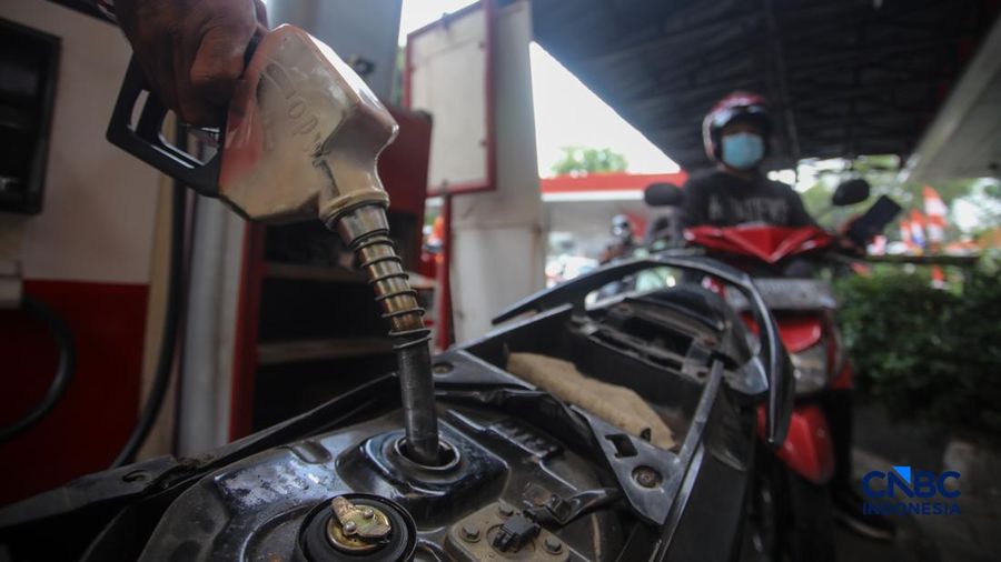 Petugas melakukan pengisian bahan bakar minyak (BBM) jenis Pertalite pada SPBU Pertamina 34.103.01 di kawasan Menteng, Jakarta, Kamis (20/8/2026).(CNBC Indonesia/Faisal Rahman)