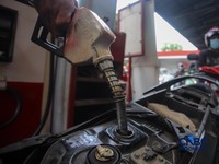 Petugas melakukan pengisian bahan bakar minyak (BBM) jenis Pertalite pada SPBU Pertamina 34.103.01 di kawasan Menteng, Jakarta, Kamis (20/8/2026).(CNBC Indonesia/Faisal Rahman)