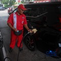 Petugas melakukan pengisian bahan bakar minyak (BBM) jenis Pertalite pada SPBU Pertamina 34.103.01 di kawasan Menteng, Jakarta, Kamis (20/8/2026).(CNBC Indonesia/Faisal Rahman)