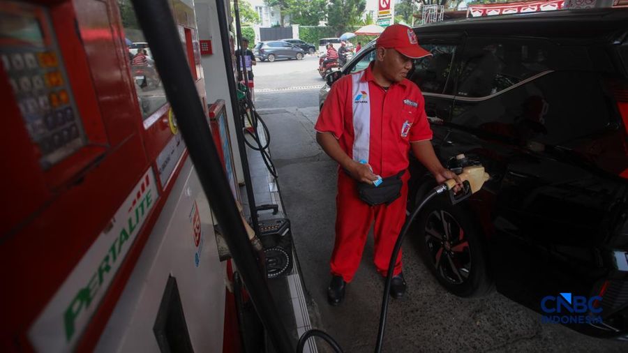 Petugas melakukan pengisian bahan bakar minyak (BBM) jenis Pertalite pada SPBU Pertamina 34.103.01 di kawasan Menteng, Jakarta, Kamis (20/8/2026).