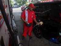 Petugas melakukan pengisian bahan bakar minyak (BBM) jenis Pertalite pada SPBU Pertamina 34.103.01 di kawasan Menteng, Jakarta, Kamis (20/8/2026).(CNBC Indonesia/Faisal Rahman)