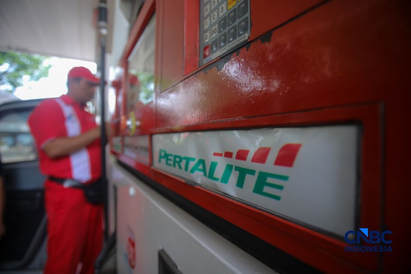 Petugas melakukan pengisian bahan bakar minyak (BBM) jenis Pertalite pada SPBU Pertamina 34.103.01 di kawasan Menteng, Jakarta, Kamis (20/8/2026). (CNBC Indonesia/Faisal Rahman)