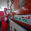 Petugas melakukan pengisian bahan bakar minyak (BBM) jenis Pertalite pada SPBU Pertamina 34.103.01 di kawasan Menteng, Jakarta, Kamis (20/8/2026).(CNBC Indonesia/Faisal Rahman)