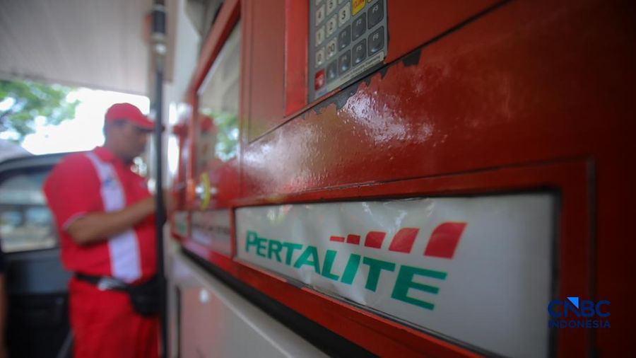 Petugas melakukan pengisian bahan bakar minyak (BBM) jenis Pertalite pada SPBU Pertamina 34.103.01 di kawasan Menteng, Jakarta, Kamis (20/8/2026).