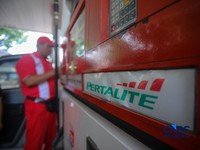 Petugas melakukan pengisian bahan bakar minyak (BBM) jenis Pertalite pada SPBU Pertamina 34.103.01 di kawasan Menteng, Jakarta, Kamis (20/8/2026).(CNBC Indonesia/Faisal Rahman)