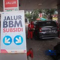 Petugas melakukan pengisian bahan bakar minyak (BBM) jenis Pertalite pada SPBU Pertamina 34.103.01 di kawasan Menteng, Jakarta, Kamis (20/8/2026).(CNBC Indonesia/Faisal Rahman)