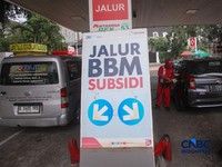 Petugas melakukan pengisian bahan bakar minyak (BBM) jenis Pertalite pada SPBU Pertamina 34.103.01 di kawasan Menteng, Jakarta, Kamis (20/8/2026).(CNBC Indonesia/Faisal Rahman)