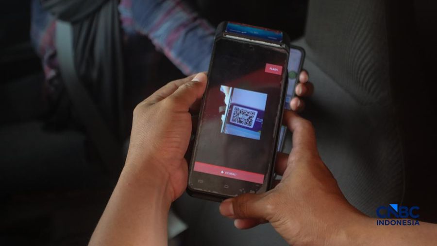 Petugas melakukan pengisian bahan bakar minyak (BBM) jenis Pertalite pada SPBU Pertamina 34.103.01 di kawasan Menteng, Jakarta, Kamis (20/8/2026).
