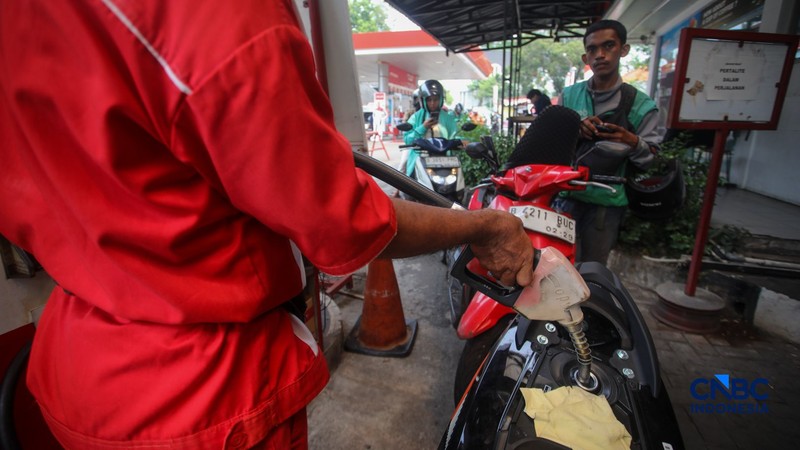 Petugas melakukan pengisian bahan bakar minyak (BBM) jenis Pertalite pada SPBU Pertamina 34.103.01 di kawasan Menteng, Jakarta, Kamis (20/8/2026). (CNBC Indonesia/Faisal Rahman)