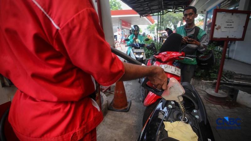 Petugas melakukan pengisian bahan bakar minyak (BBM) jenis Pertalite pada SPBU Pertamina 34.103.01 di kawasan Menteng, Jakarta, Kamis (20/8/2026).