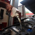 Petugas melakukan pengisian bahan bakar minyak (BBM) jenis Pertalite pada SPBU Pertamina 34.103.01 di kawasan Menteng, Jakarta, Kamis (20/8/2026).(CNBC Indonesia/Faisal Rahman)