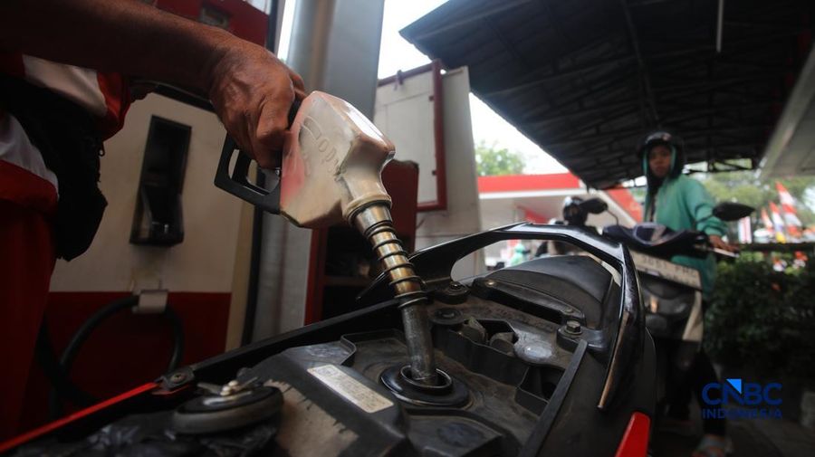 Petugas melakukan pengisian bahan bakar minyak (BBM) jenis Pertalite pada SPBU Pertamina 34.103.01 di kawasan Menteng, Jakarta, Kamis (20/8/2026).(CNBC Indonesia/Faisal Rahman)