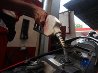 Petugas melakukan pengisian bahan bakar minyak (BBM) jenis Pertalite pada SPBU Pertamina 34.103.01 di kawasan Menteng, Jakarta, Kamis (20/8/2026).(CNBC Indonesia/Faisal Rahman)