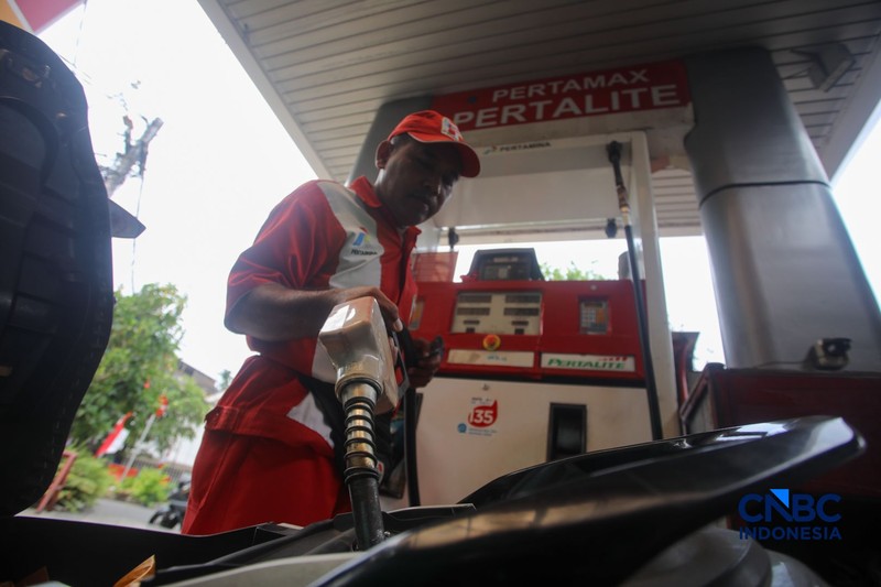 Petugas melakukan pengisian bahan bakar minyak (BBM) jenis Pertalite pada SPBU Pertamina 34.103.01 di kawasan Menteng, Jakarta, Kamis (20/8/2026). (CNBC Indonesia/Faisal Rahman)