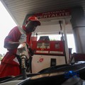 Petugas melakukan pengisian bahan bakar minyak (BBM) jenis Pertalite pada SPBU Pertamina 34.103.01 di kawasan Menteng, Jakarta, Kamis (20/8/2026).(CNBC Indonesia/Faisal Rahman)