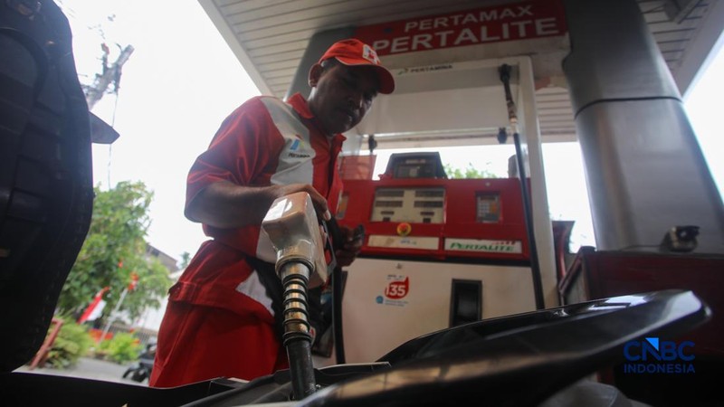 Petugas melakukan pengisian bahan bakar minyak (BBM) jenis Pertalite pada SPBU Pertamina 34.103.01 di kawasan Menteng, Jakarta, Kamis (20/8/2026).