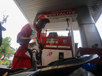 Petugas melakukan pengisian bahan bakar minyak (BBM) jenis Pertalite pada SPBU Pertamina 34.103.01 di kawasan Menteng, Jakarta, Kamis (20/8/2026).(CNBC Indonesia/Faisal Rahman)