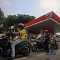 Petugas melakukan pengisian bahan bakar minyak (BBM) jenis Pertalite pada SPBU Pertamina 34.103.01 di kawasan Menteng, Jakarta, Kamis (20/8/2026).(CNBC Indonesia/Faisal Rahman)