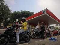 Petugas melakukan pengisian bahan bakar minyak (BBM) jenis Pertalite pada SPBU Pertamina 34.103.01 di kawasan Menteng, Jakarta, Kamis (20/8/2026).(CNBC Indonesia/Faisal Rahman)