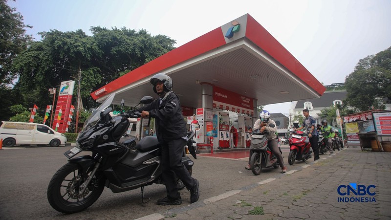 Petugas melakukan pengisian bahan bakar minyak (BBM) jenis Pertalite pada SPBU Pertamina 34.103.01 di kawasan Menteng, Jakarta, Kamis (20/8/2026). (CNBC Indonesia/Faisal Rahman)