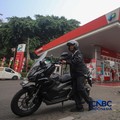 Petugas melakukan pengisian bahan bakar minyak (BBM) jenis Pertalite pada SPBU Pertamina 34.103.01 di kawasan Menteng, Jakarta, Kamis (20/8/2026).(CNBC Indonesia/Faisal Rahman)