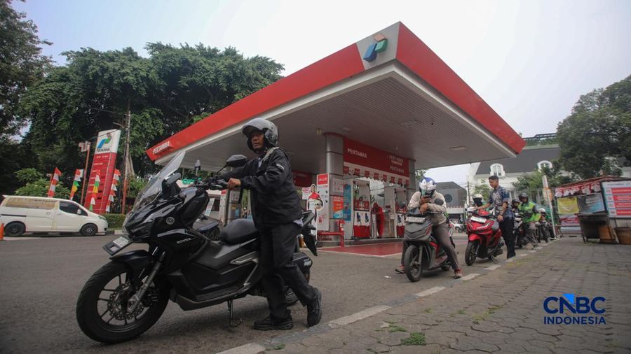 Petugas melakukan pengisian bahan bakar minyak (BBM) jenis Pertalite pada SPBU Pertamina 34.103.01 di kawasan Menteng, Jakarta, Kamis (20/8/2026).