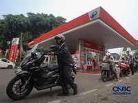 Petugas melakukan pengisian bahan bakar minyak (BBM) jenis Pertalite pada SPBU Pertamina 34.103.01 di kawasan Menteng, Jakarta, Kamis (20/8/2026).(CNBC Indonesia/Faisal Rahman)