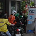 Petugas melakukan pengisian bahan bakar minyak (BBM) jenis Pertalite pada SPBU Pertamina 34.103.01 di kawasan Menteng, Jakarta, Kamis (20/8/2026).(CNBC Indonesia/Faisal Rahman)