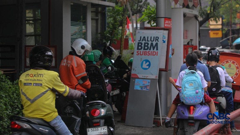 Petugas melakukan pengisian bahan bakar minyak (BBM) jenis Pertalite pada SPBU Pertamina 34.103.01 di kawasan Menteng, Jakarta, Kamis (20/8/2026).