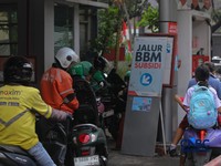 Petugas melakukan pengisian bahan bakar minyak (BBM) jenis Pertalite pada SPBU Pertamina 34.103.01 di kawasan Menteng, Jakarta, Kamis (20/8/2026).(CNBC Indonesia/Faisal Rahman)