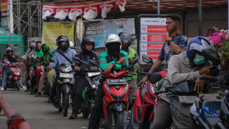 Petugas melakukan pengisian bahan bakar minyak (BBM) jenis Pertalite pada SPBU Pertamina 34.103.01 di kawasan Menteng, Jakarta, Kamis (20/8/2026).